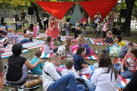 Zenével, bábbal, harci bemutatókkal és ökotippekkel várt a Béke téri Pokróc Piknik